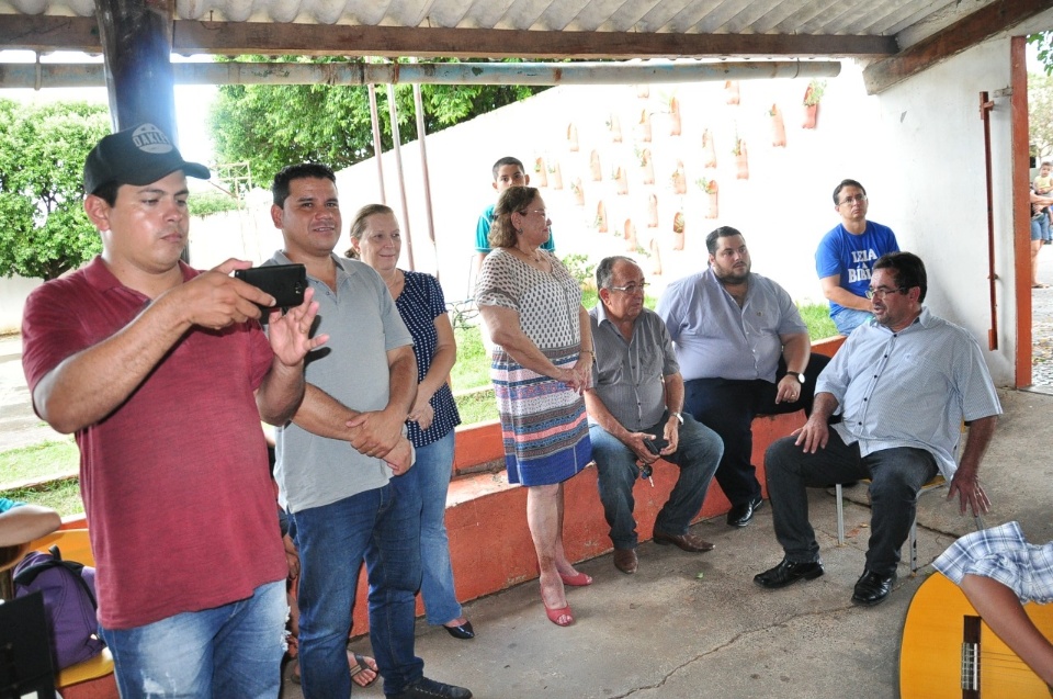 Prefeito entrega uniformes da banda e da orquestra de viola e violão