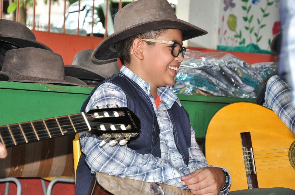 Prefeito entrega uniformes da banda e da orquestra de viola e violão