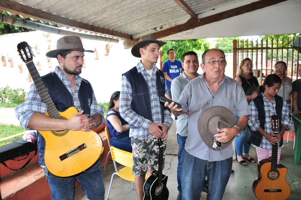 Prefeito entrega uniformes da banda e da orquestra de viola e violão