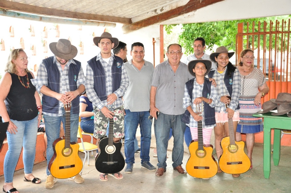 Prefeito entrega uniformes da banda e da orquestra de viola e violão