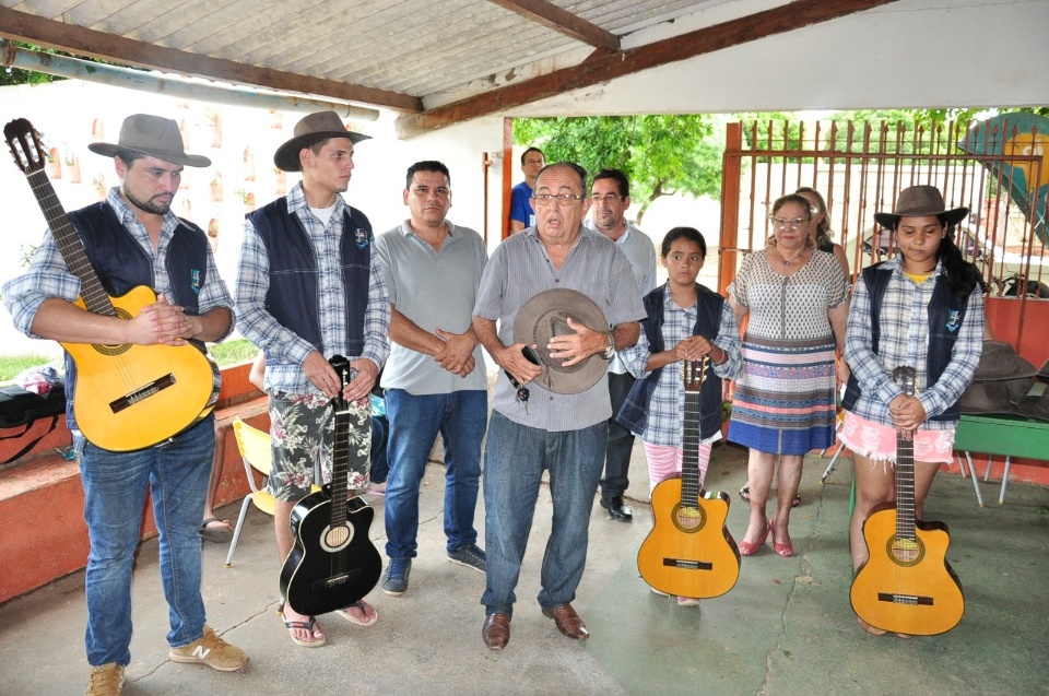 Prefeito entrega uniformes da banda e da orquestra de viola e violão