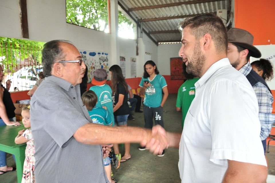 Prefeito entrega uniformes da banda e da orquestra de viola e violão