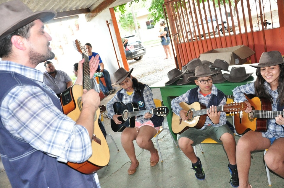 Prefeito entrega uniformes da banda e da orquestra de viola e violão