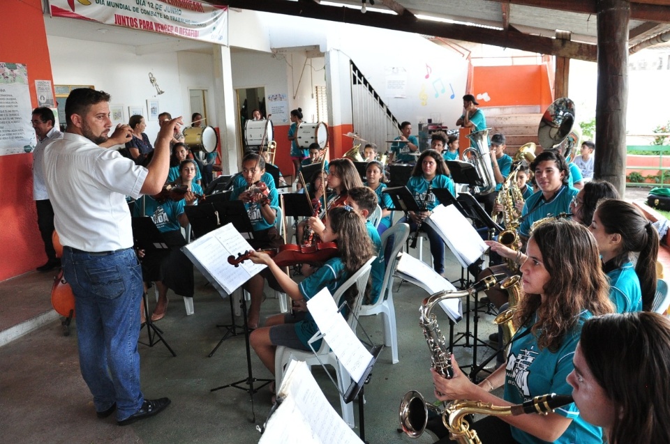 Prefeito entrega uniformes da banda e da orquestra de viola e violão