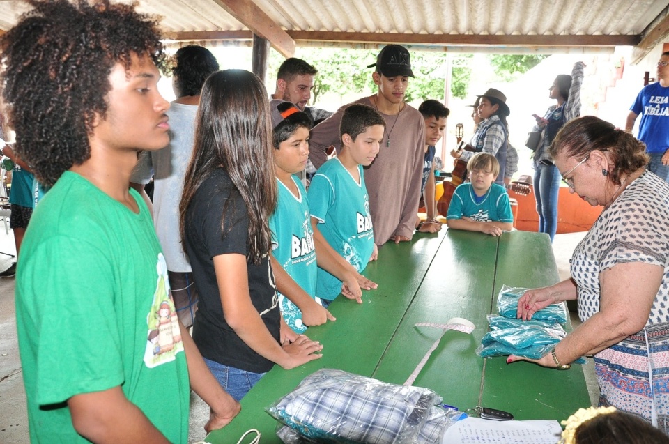 Prefeito entrega uniformes da banda e da orquestra de viola e violão