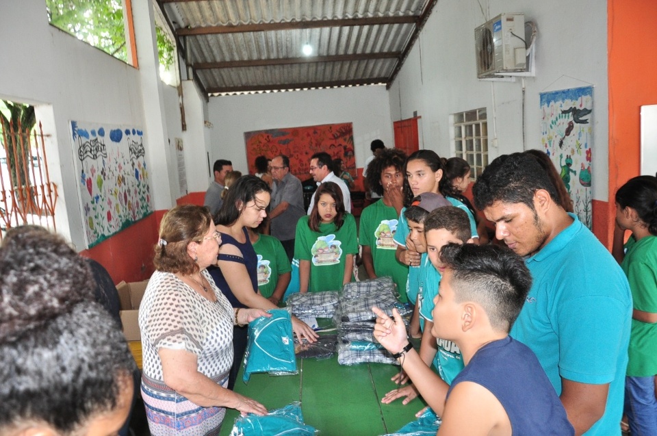 Prefeito entrega uniformes da banda e da orquestra de viola e violão