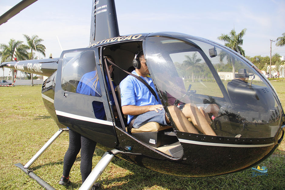 Voo panorâmico de helicóptero para os alunos das escolas municipais de Bonito