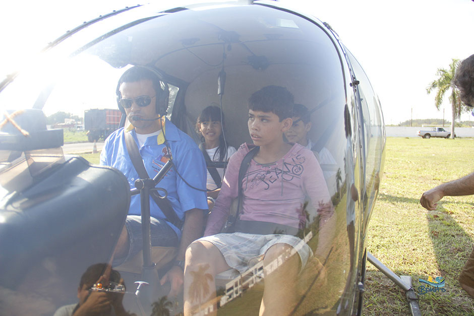 Voo panorâmico de helicóptero para os alunos das escolas municipais de Bonito