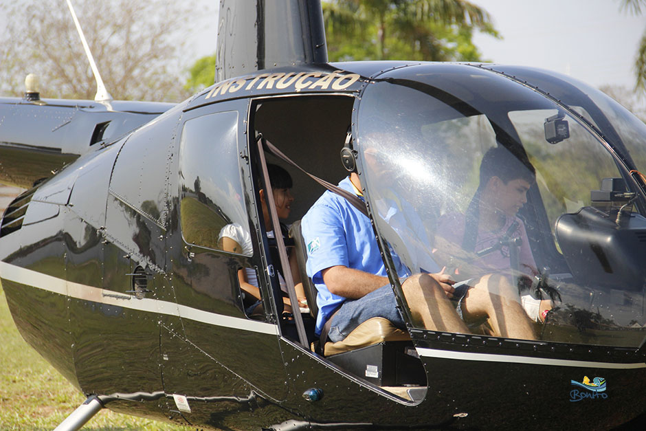 Voo panorâmico de helicóptero para os alunos das escolas municipais de Bonito
