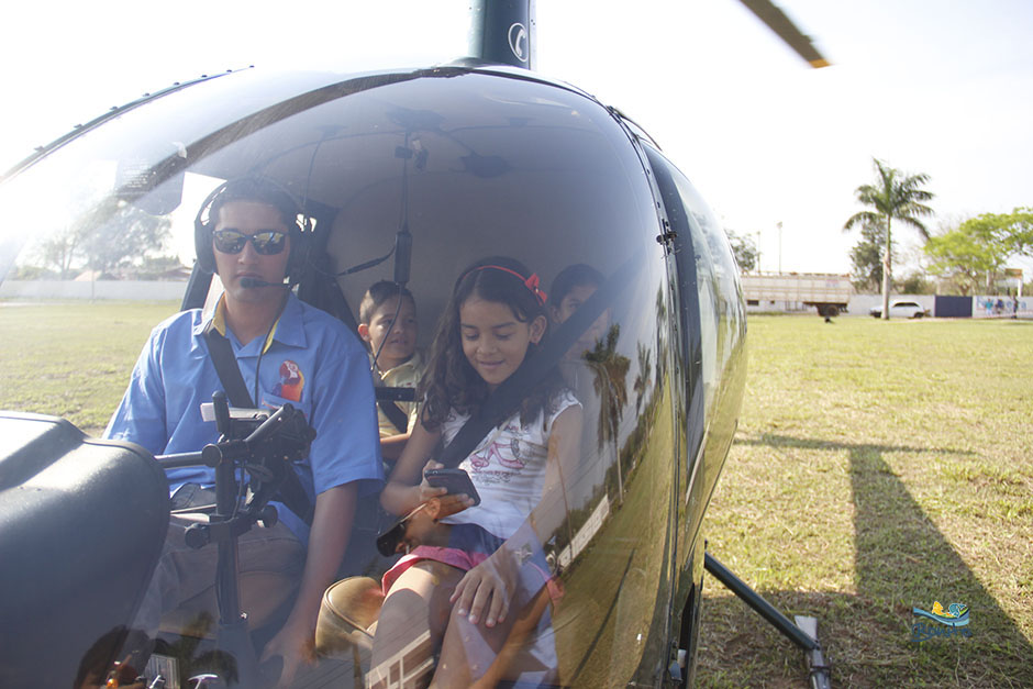 Voo panorâmico de helicóptero para os alunos das escolas municipais de Bonito