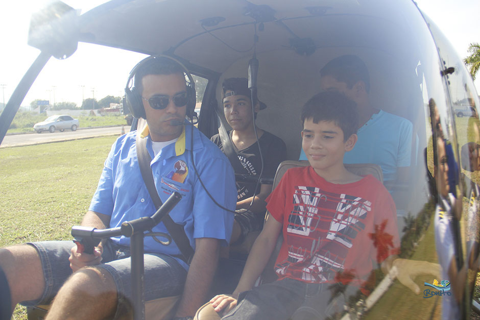 Voo panorâmico de helicóptero para os alunos das escolas municipais de Bonito