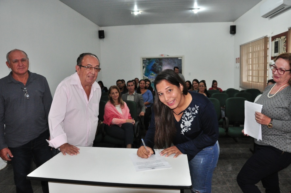 Prefeito Municipal deu posse a 14 novos servidores concursados