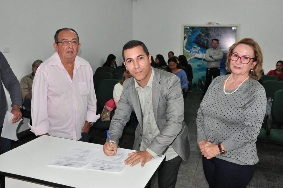 Prefeito Municipal deu posse a 14 novos servidores concursados
