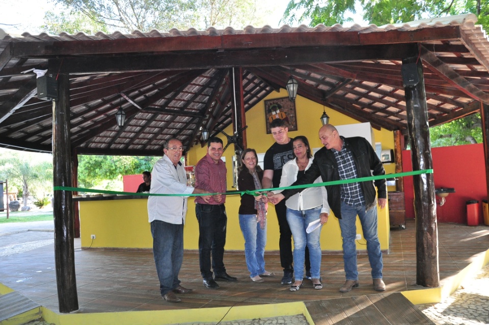 Durante inauguração, prefeito autoriza o início de novas obras