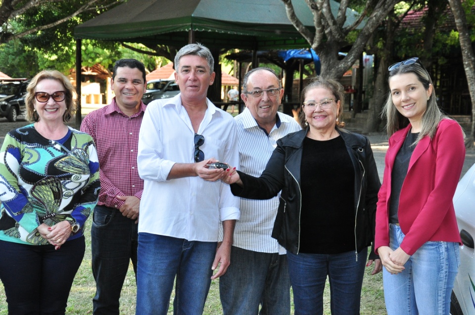 Durante inauguração, prefeito autoriza o início de novas obras