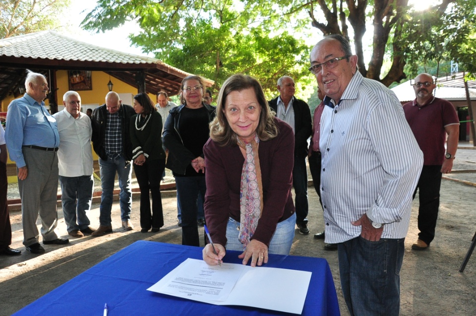 Durante inauguração, prefeito autoriza o início de novas obras