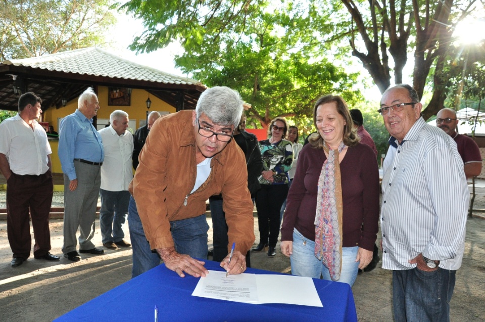 Durante inauguração, prefeito autoriza o início de novas obras