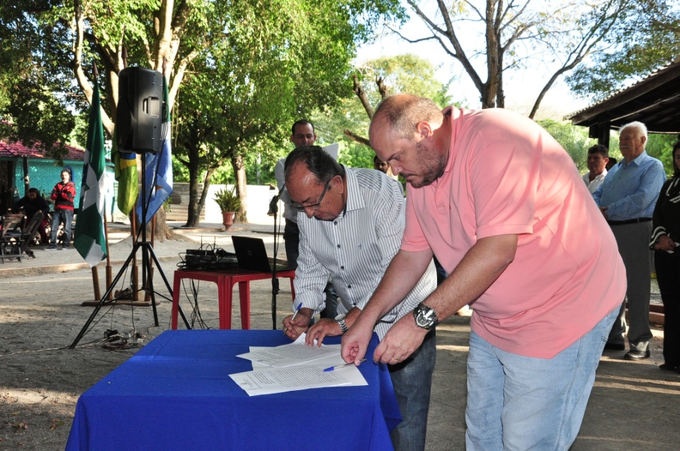 Durante inauguração, prefeito autoriza o início de novas obras