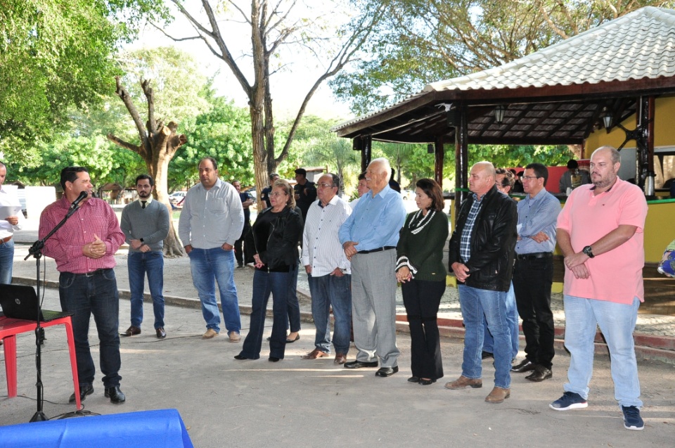 Durante inauguração, prefeito autoriza o início de novas obras