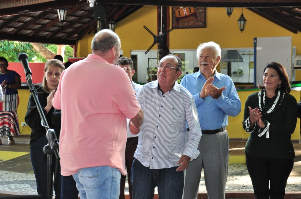 Durante inauguração, prefeito autoriza o início de novas obras