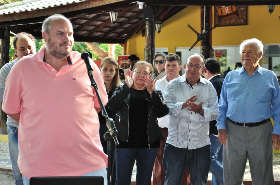 Durante inauguração, prefeito autoriza o início de novas obras
