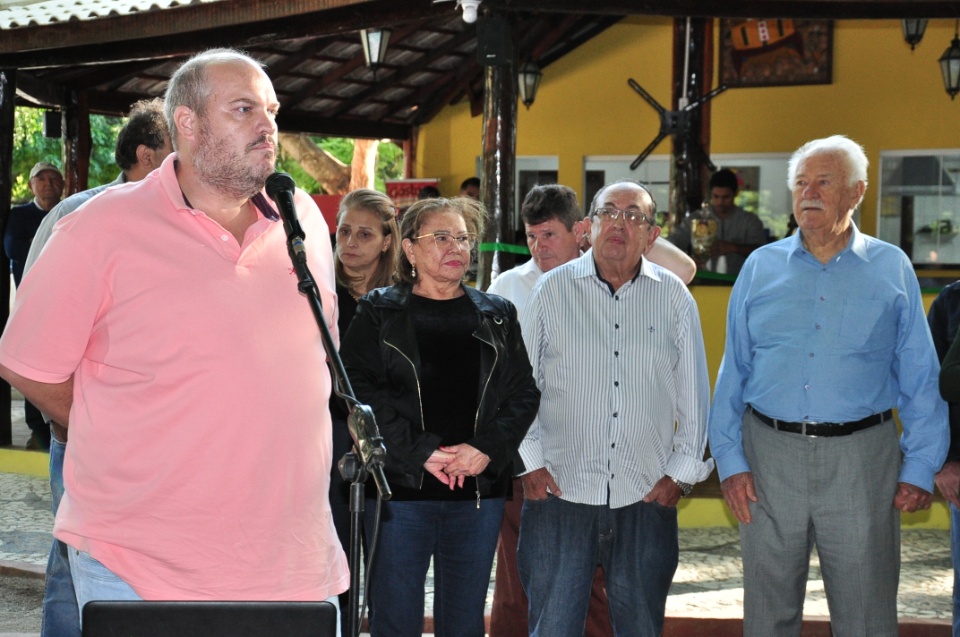 Durante inauguração, prefeito autoriza o início de novas obras