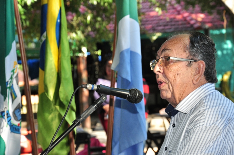 Durante inauguração, prefeito autoriza o início de novas obras