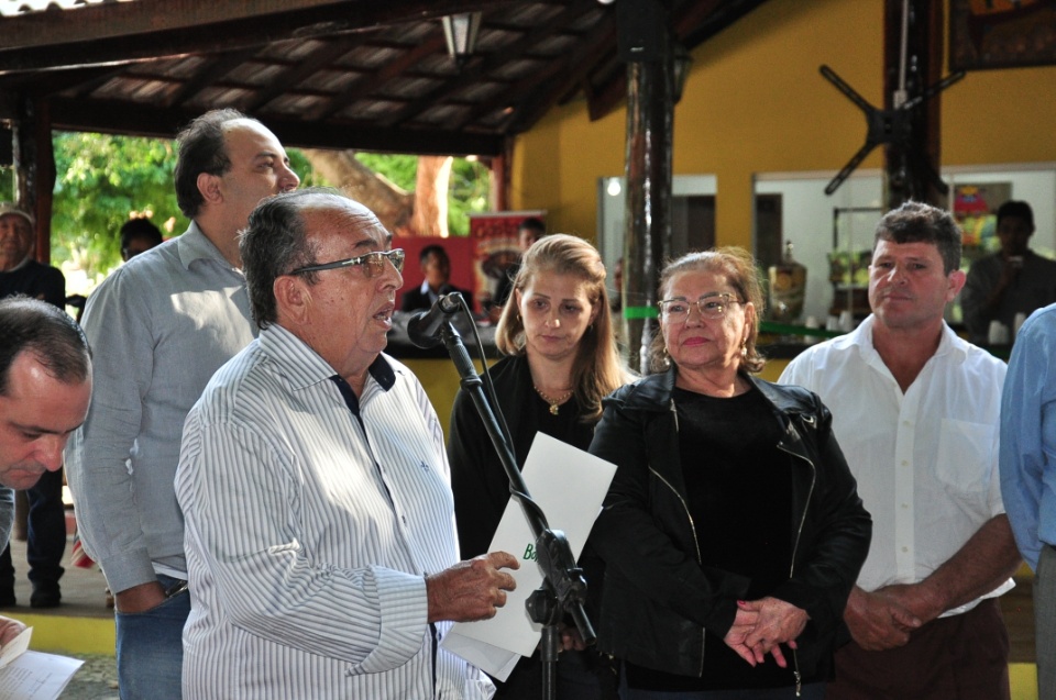 Durante inauguração, prefeito autoriza o início de novas obras