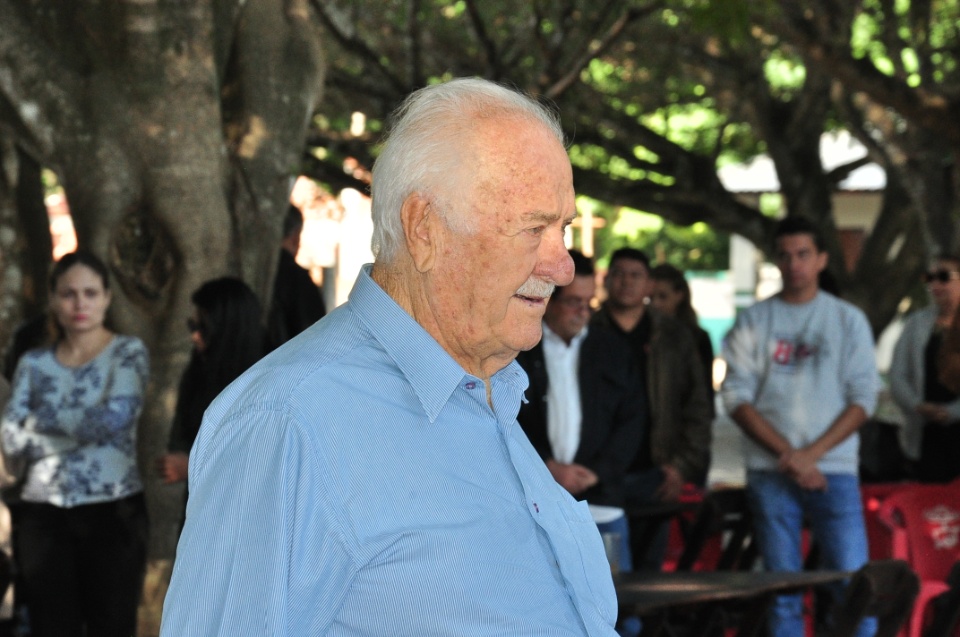 Durante inauguração, prefeito autoriza o início de novas obras
