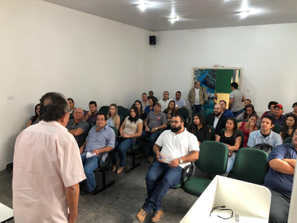Prefeito municipal dá posse a novos concursados