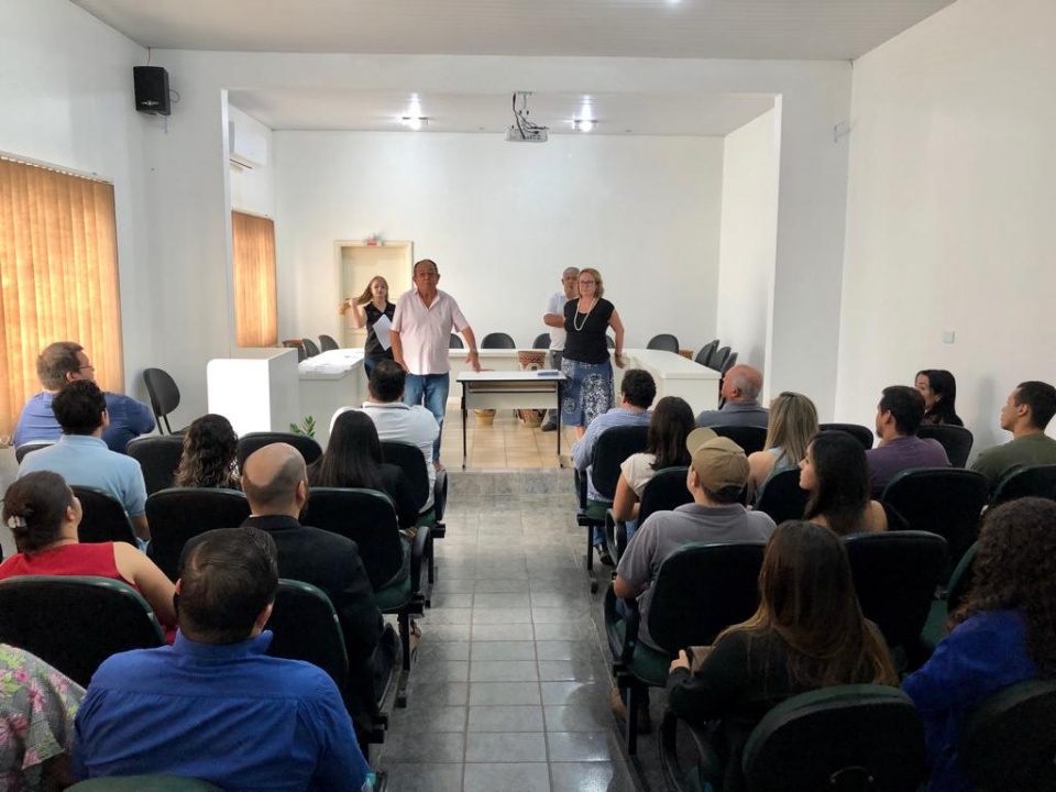 Prefeito municipal dá posse a novos concursados