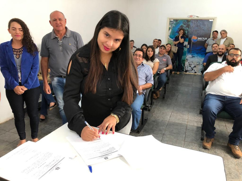 Prefeito municipal dá posse a novos concursados