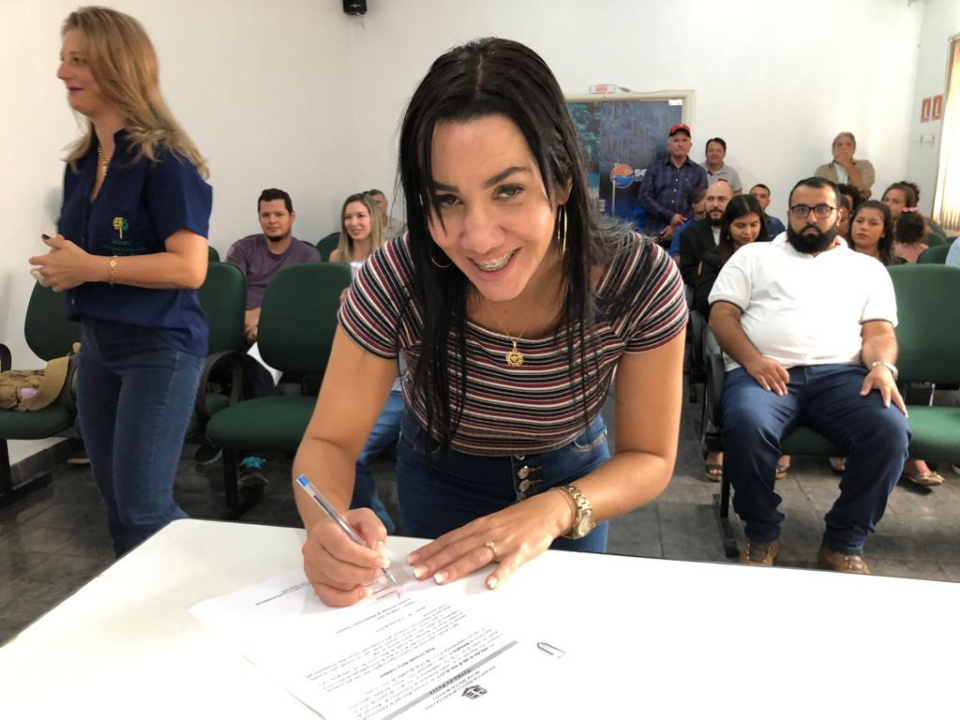 Prefeito municipal dá posse a novos concursados