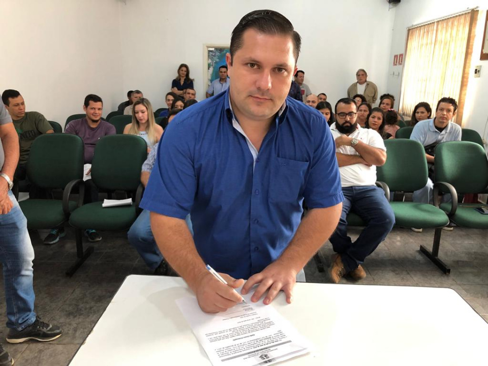 Prefeito municipal dá posse a novos concursados