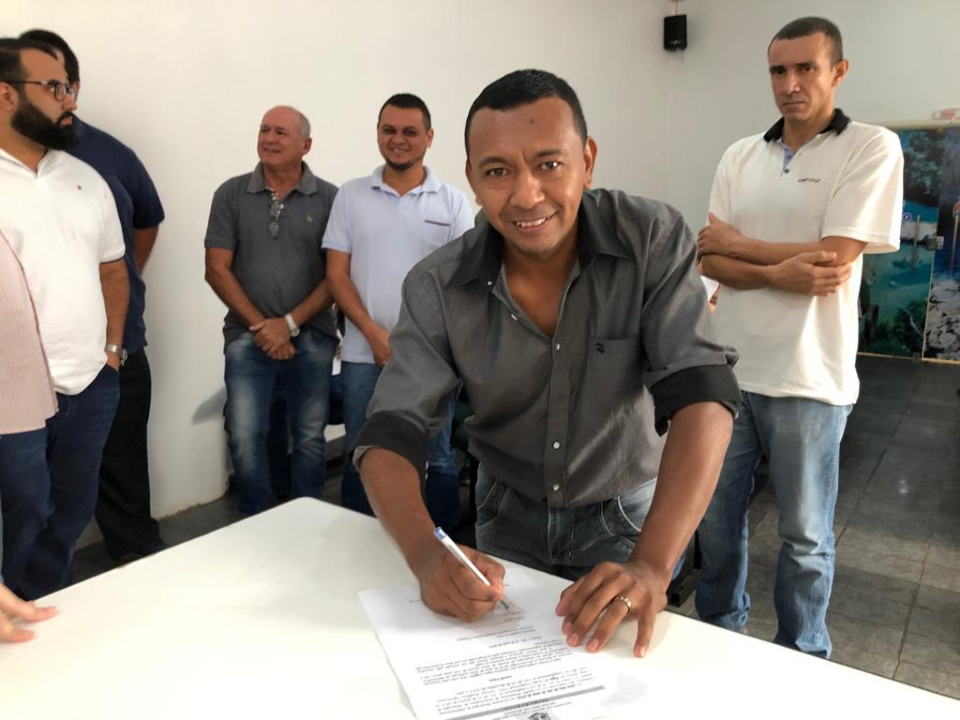 Prefeito municipal dá posse a novos concursados