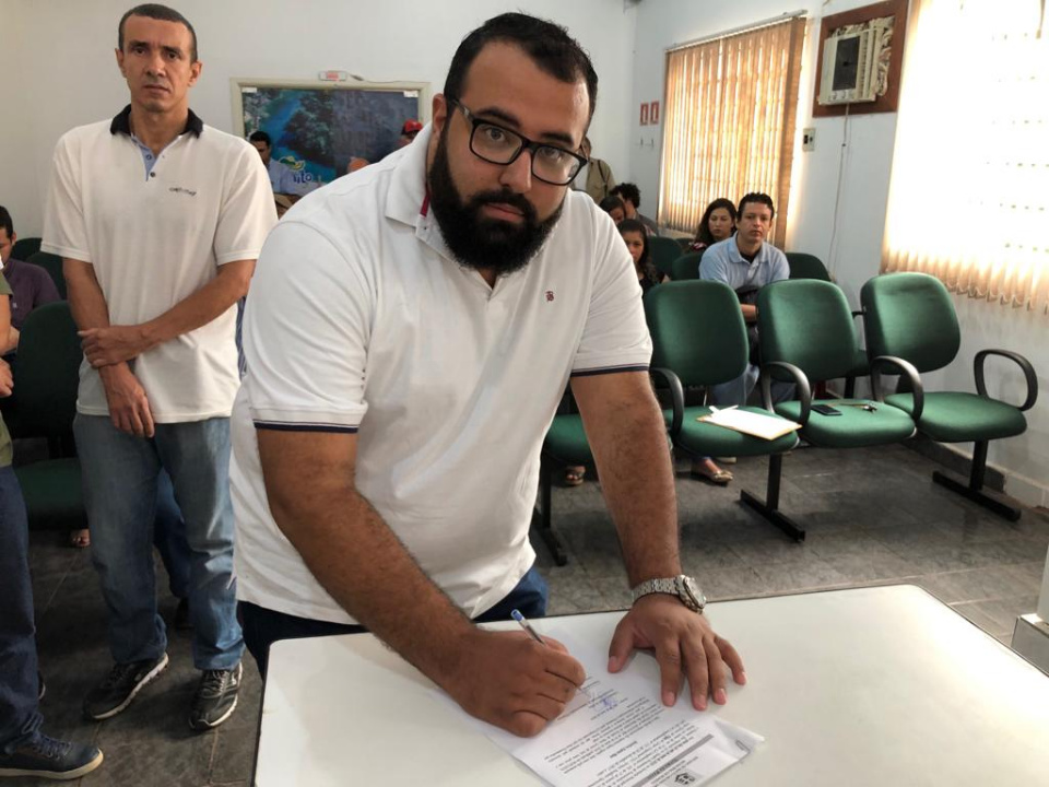 Prefeito municipal dá posse a novos concursados