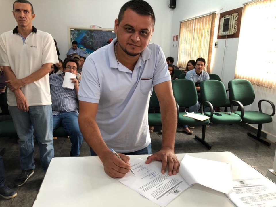 Prefeito municipal dá posse a novos concursados