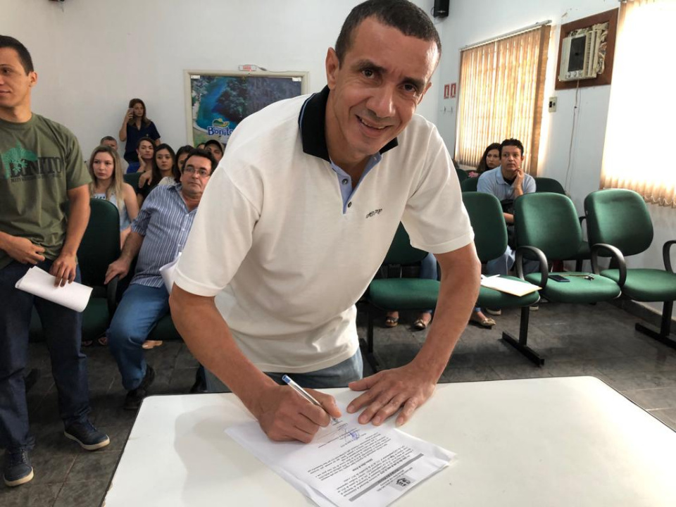 Prefeito municipal dá posse a novos concursados