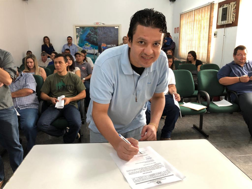 Prefeito municipal dá posse a novos concursados