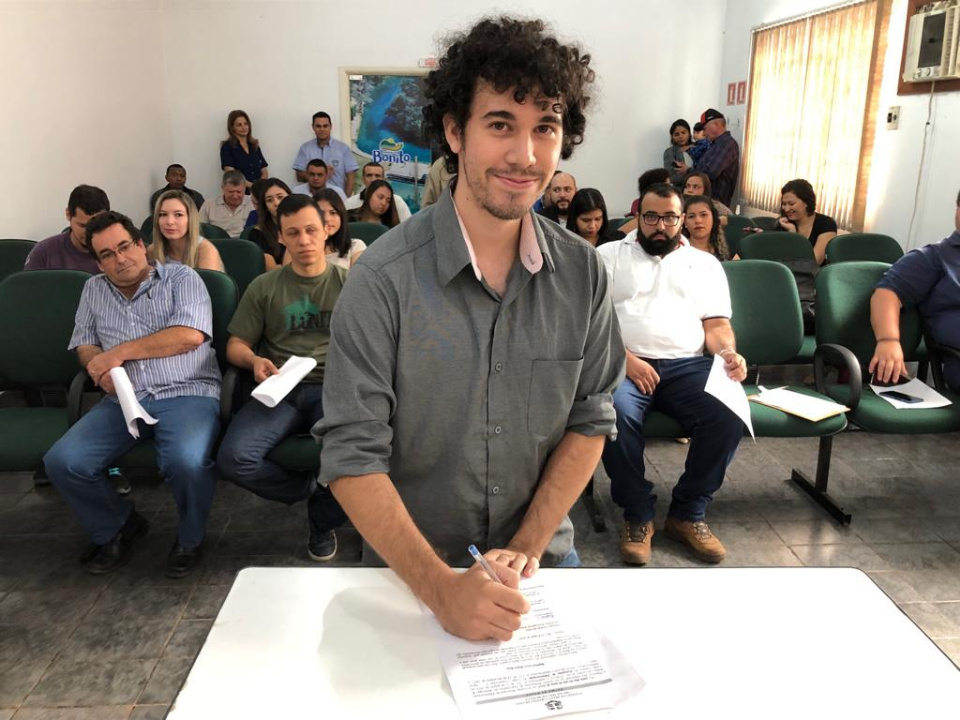 Prefeito municipal dá posse a novos concursados