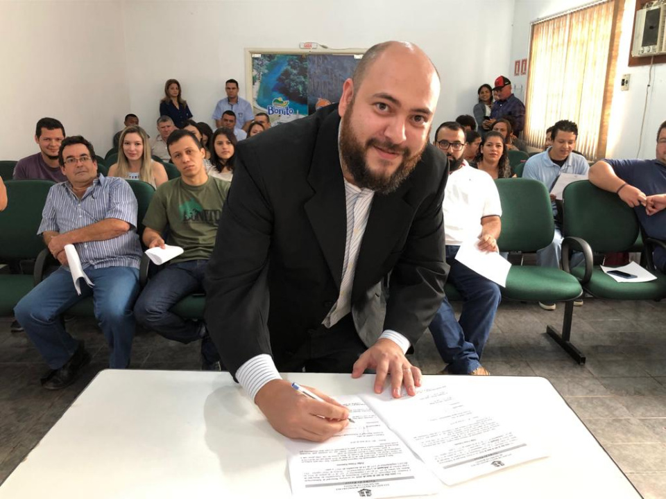 Prefeito municipal dá posse a novos concursados