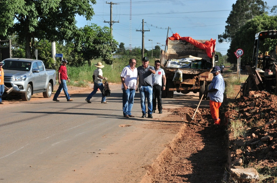 Obras constrói novas sarjetas para escoamento de água das chuvas