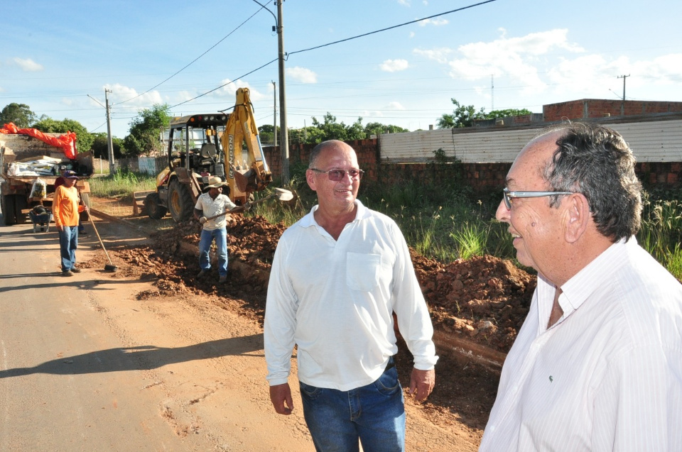 Obras constrói novas sarjetas para escoamento de água das chuvas