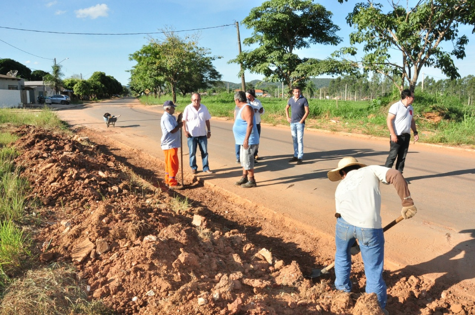 Obras constrói novas sarjetas para escoamento de água das chuvas