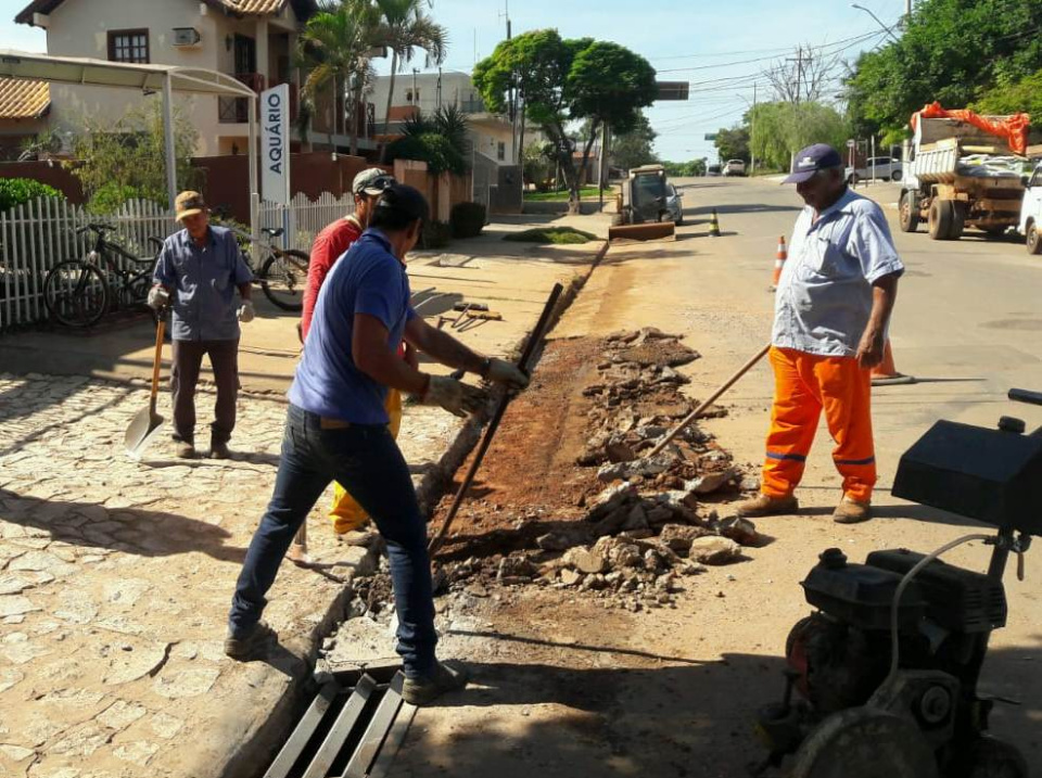 Obras constrói novas sarjetas para escoamento de água das chuvas