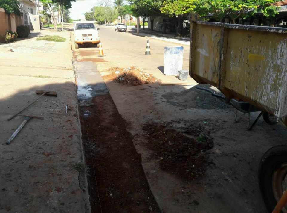 Obras constrói novas sarjetas para escoamento de água das chuvas