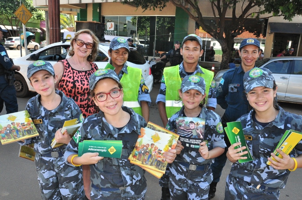 DEMTRAT realiza blitz educativa da campanha Maio Amarelo