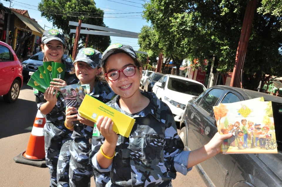 DEMTRAT realiza blitz educativa da campanha Maio Amarelo