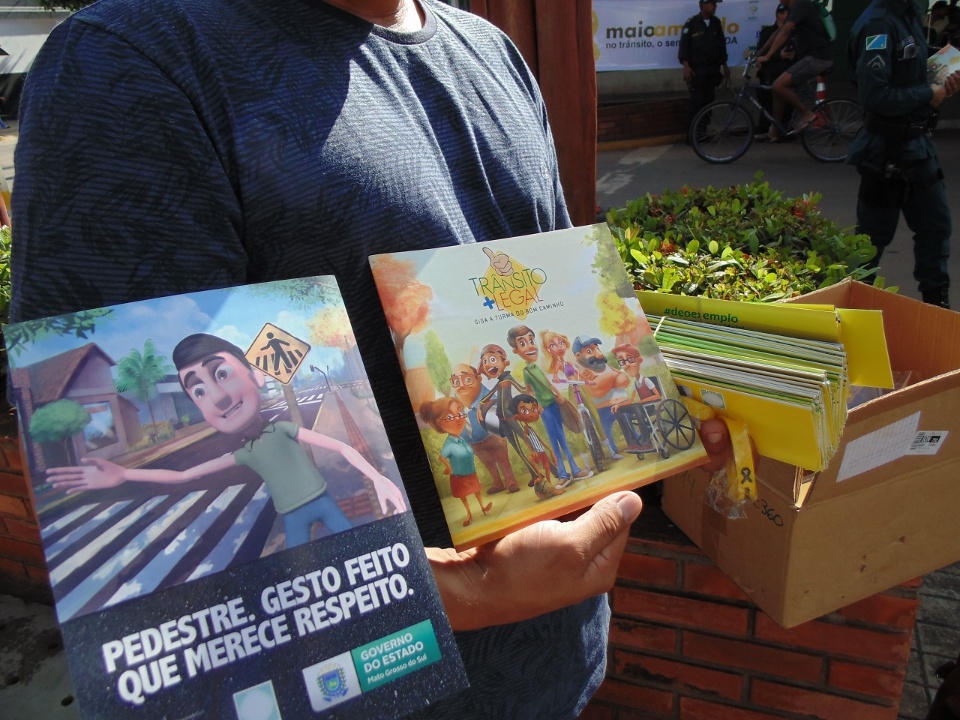 DEMTRAT realiza blitz educativa da campanha Maio Amarelo