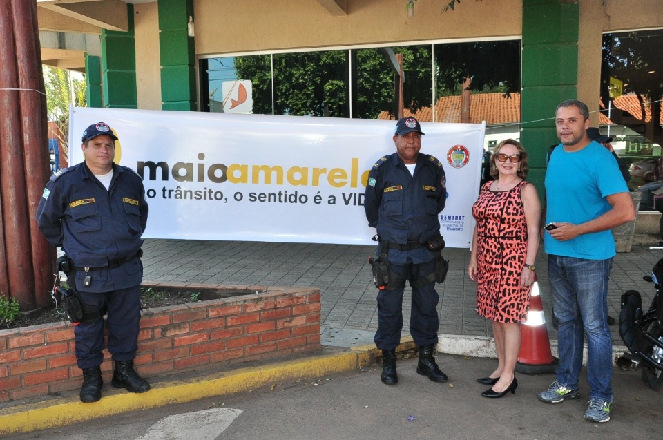 DEMTRAT realiza blitz educativa da campanha Maio Amarelo